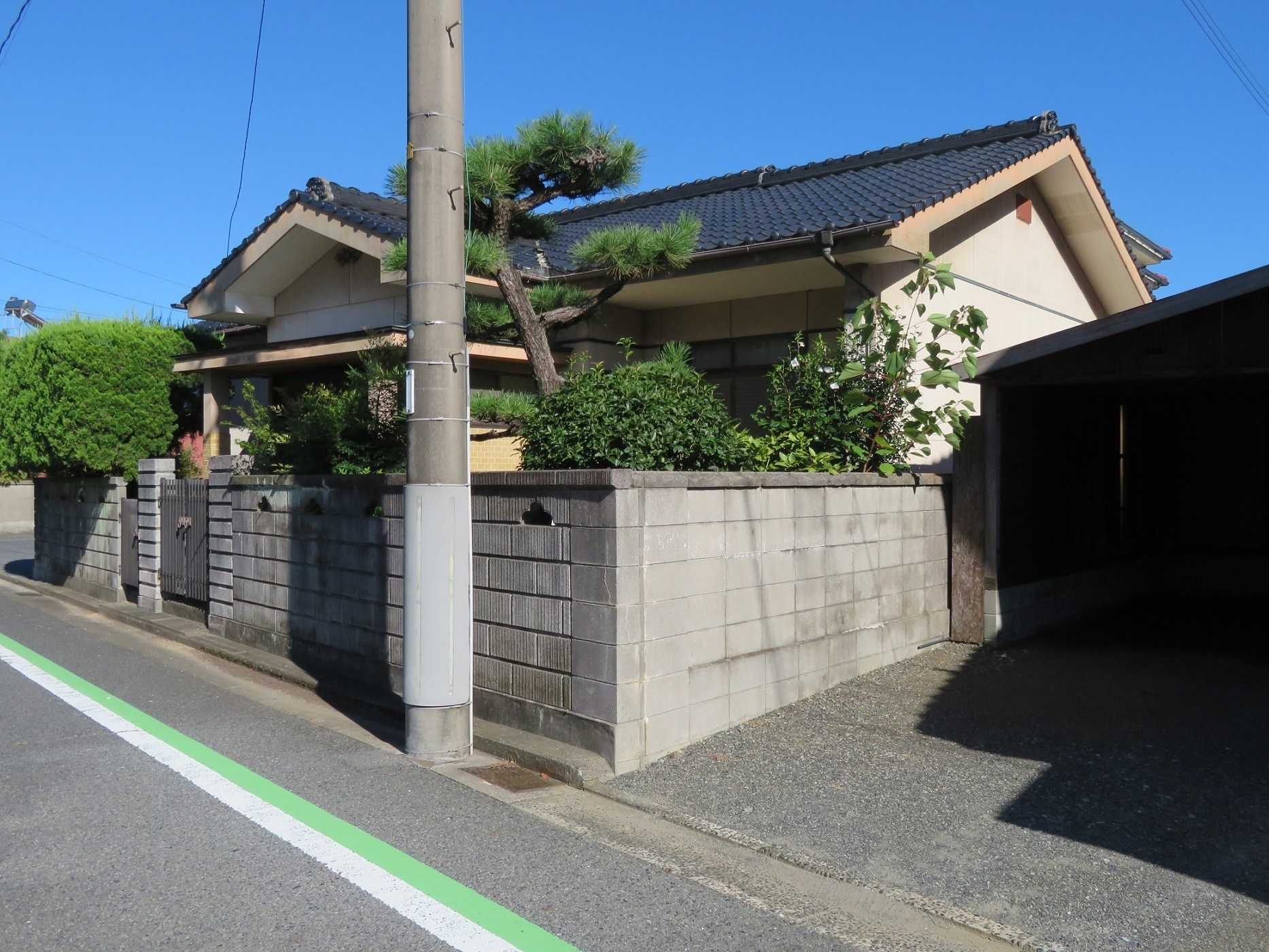広々とした庭としっかりした塀が印象的な一軒家