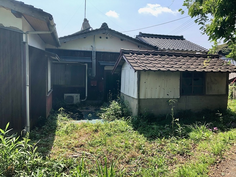 「広い敷地を誇る一軒家、緑豊かな環境に包まれた住まい」