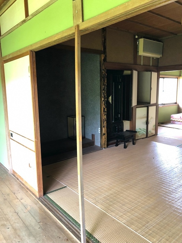 木目調の美しい柱が際立つ、落ち着いた和室。