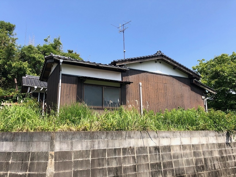 「日当たり良好な南向きの住宅、緑に囲まれた暮らし」
