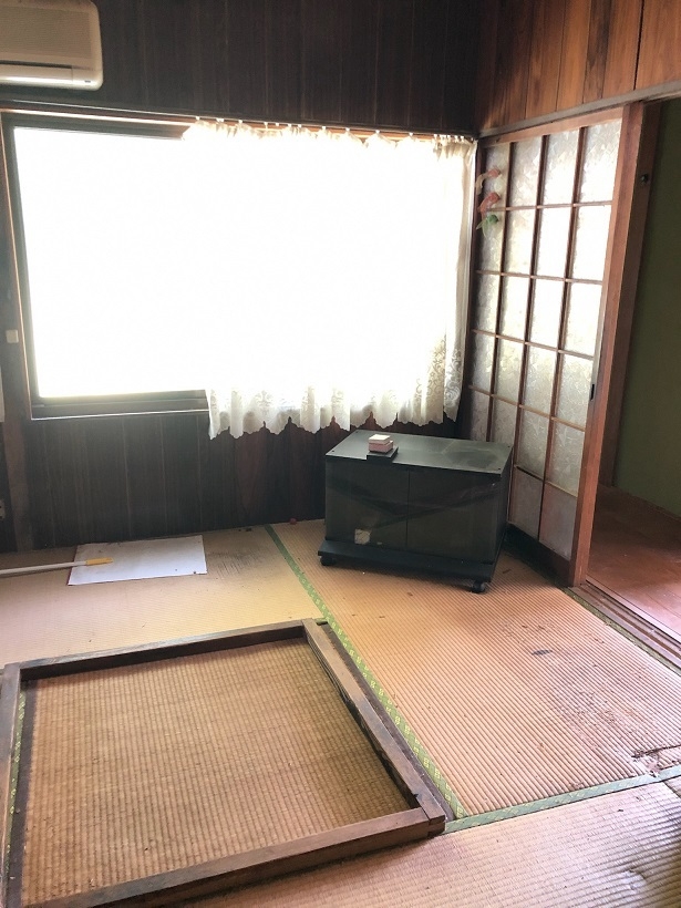 縁側がある昔ながらの和室、心休まる景色が広がる。