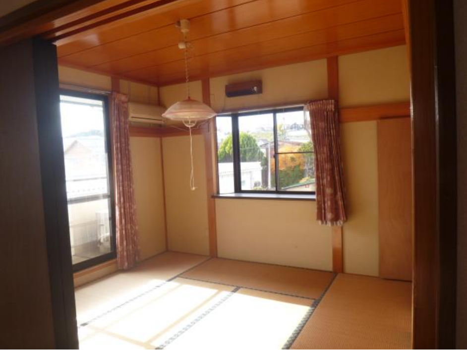 光が差し込むゆったり和室