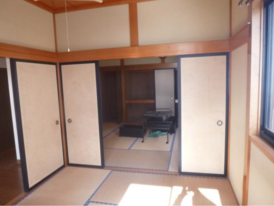 続き間として使える広々とした和室