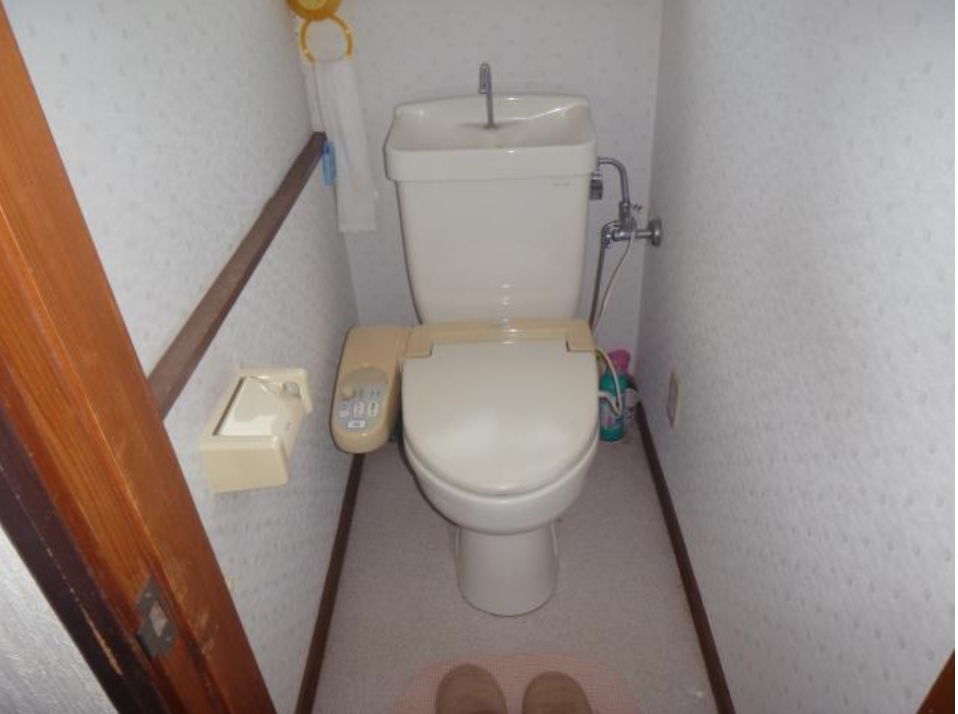 シンプルで機能的なトイレ空間