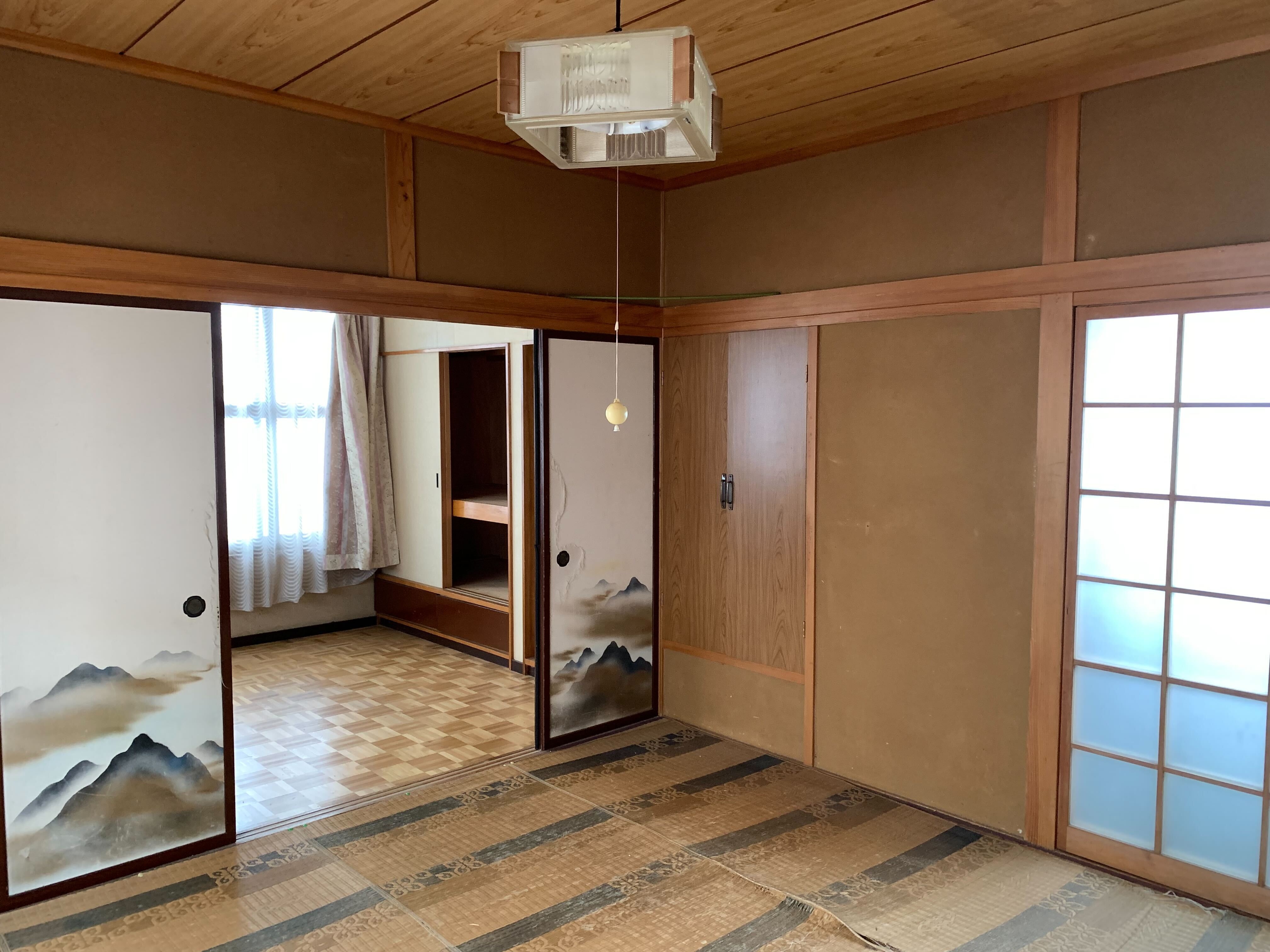 襖が美しい和室、光が差し込む広々とした空間