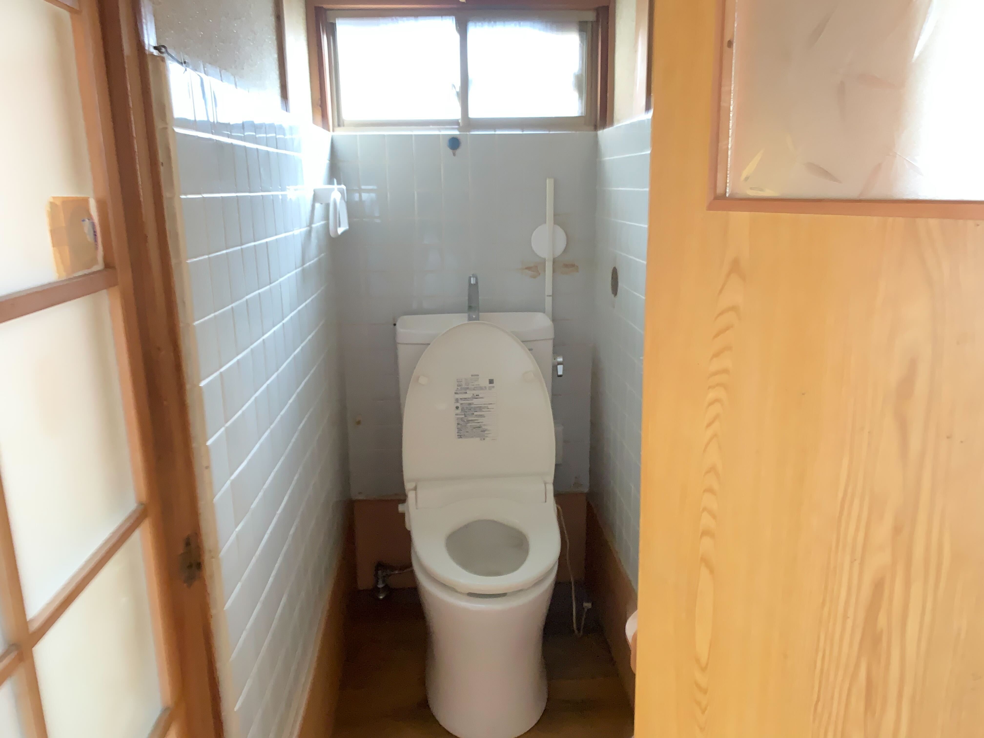 シンプルなトイレ空間、清潔感あるデザイン