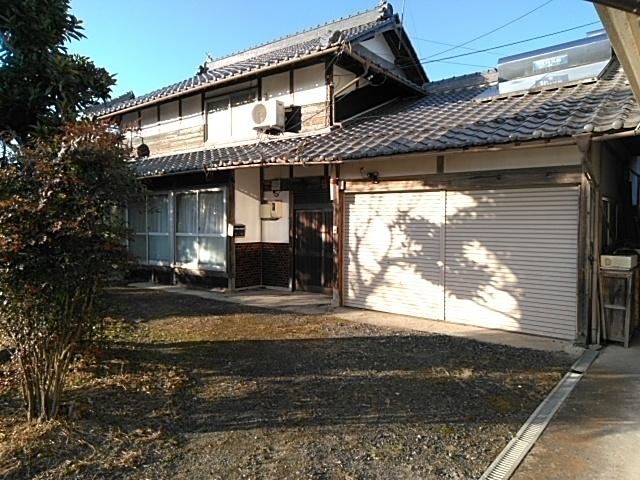 伝統的な木造家屋、広々とした駐車スペースがある落ち着いた外観。