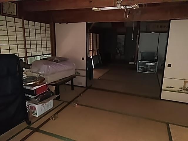 昔ながらの和室、畳の広がりが落ち着いた雰囲気を演出。