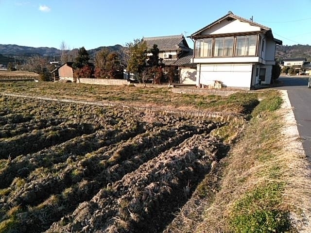田園風景に囲まれた家、静寂と自然が共存する美しい眺め。
