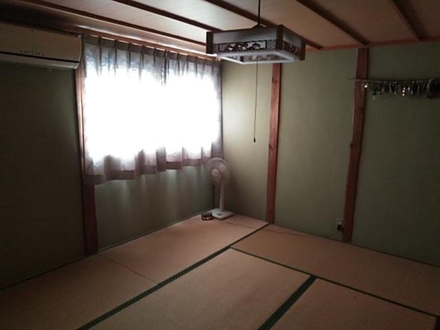 自然光が差し込む明るい和室、風通しも良好。