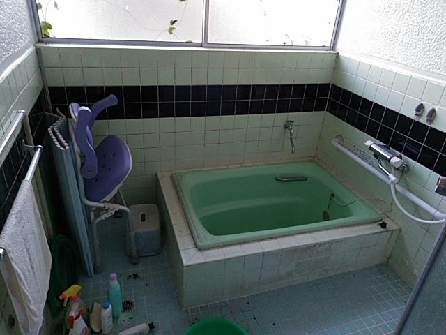 広々とした浴槽が魅力的なレトロなバスルーム。
