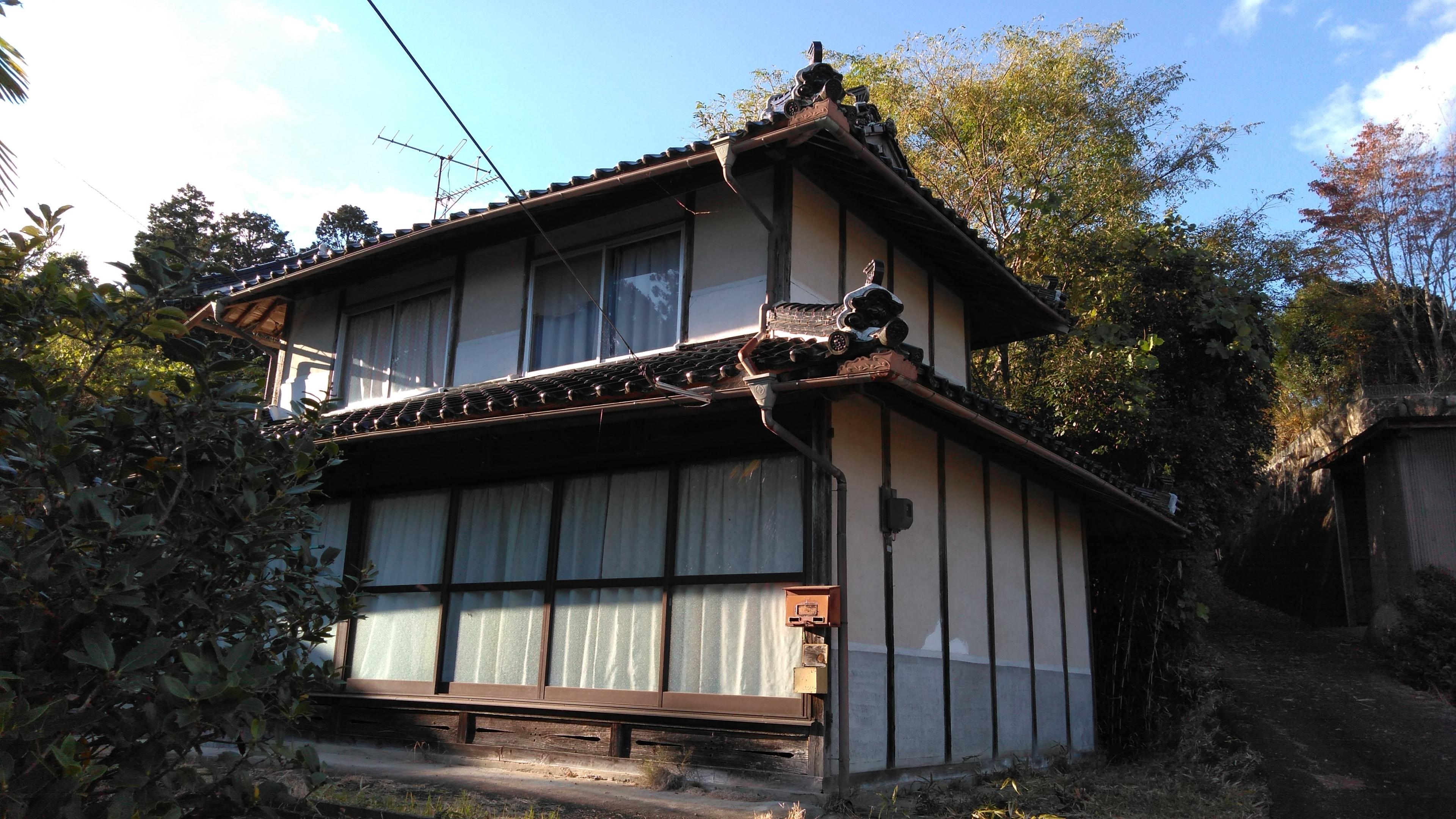 趣のある古風な二階建て家屋