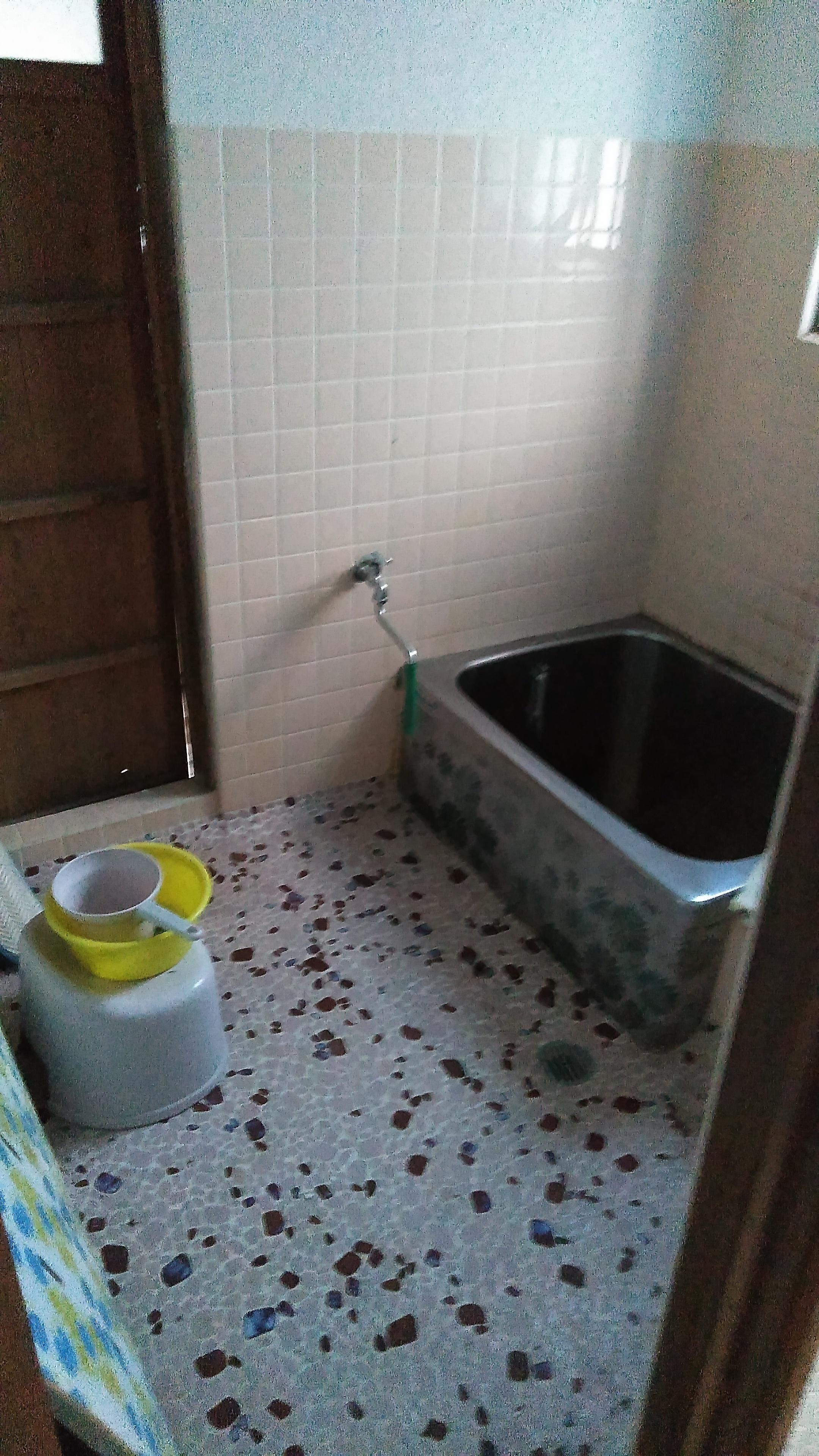 昔ながらのタイル張りの浴室