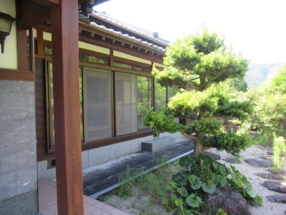 手入れされた庭が魅力的な、静かな佇まいの外観