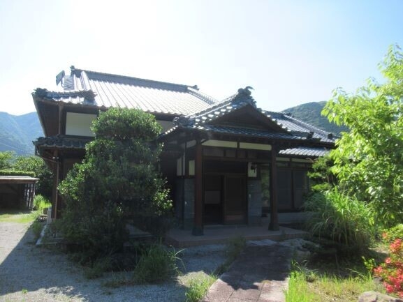 自然に溶け込む風情ある伝統的な日本家屋
