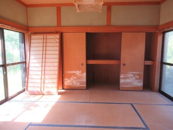 畳の香りが漂う、日差しの差し込む明るい和室