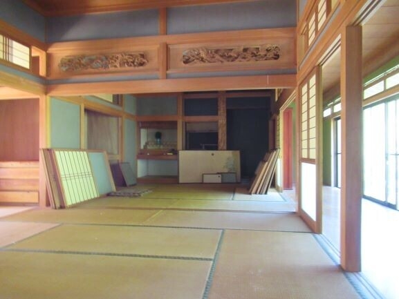 広々とした和の空間、手彫りの欄間が美しい