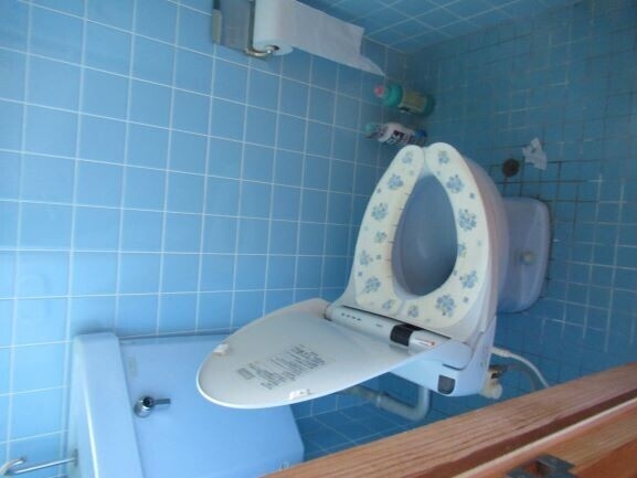 現代的な便座付きトイレで快適な空間