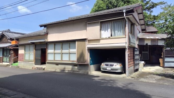 車庫付きのゆったりした外観