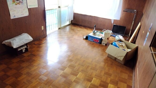 日当たりの良い木目の洋室