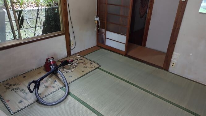 美しい障子と飾り棚の和室