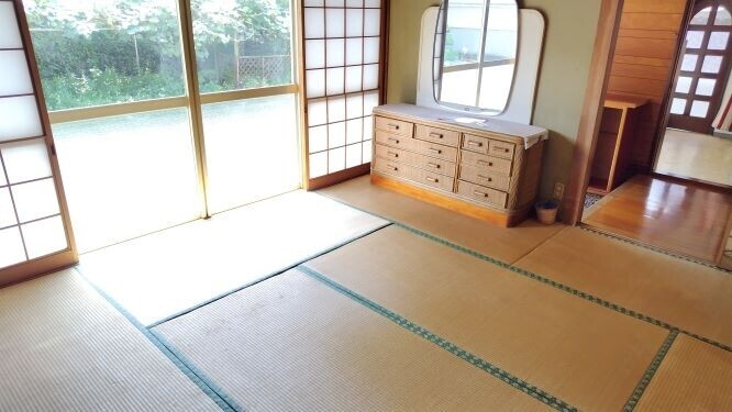 古風な和室、静かな癒しの空間