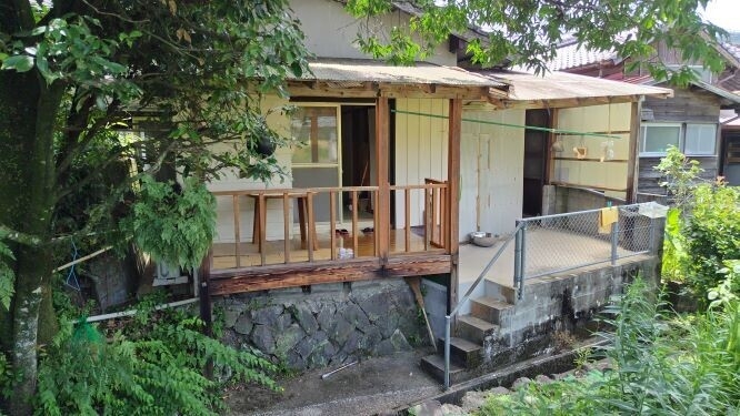緑に囲まれたくつろぎのバルコニー