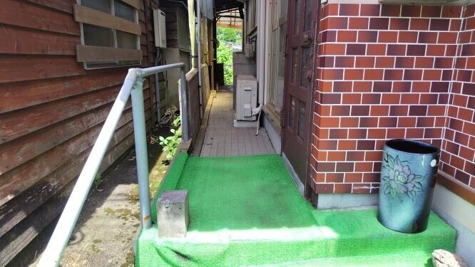 温かみのあるタイル張りの玄関スペース