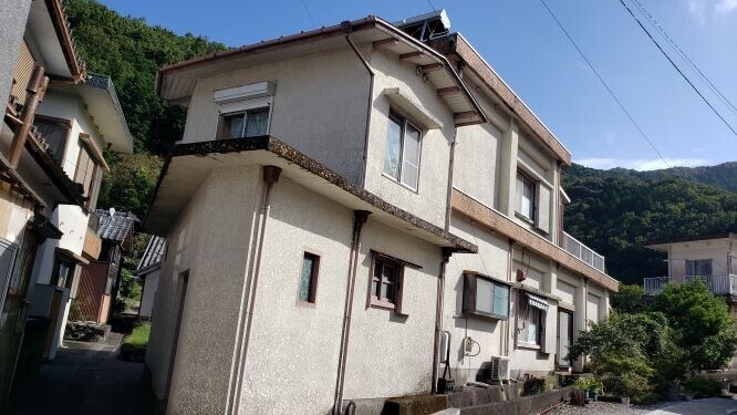 穏やかな山並みを背にした住まい