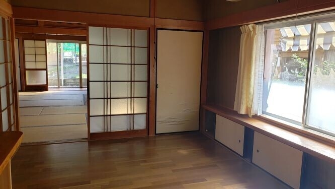 採光豊かなモダンな洋室