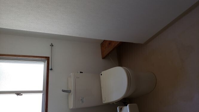 清潔感あふれるシンプルなトイレ