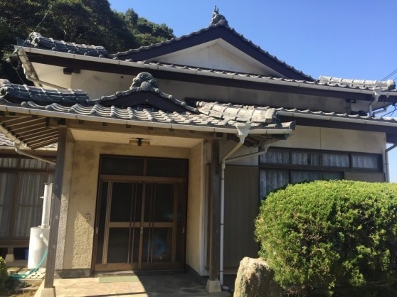 和の風情を感じる瓦屋根の外観