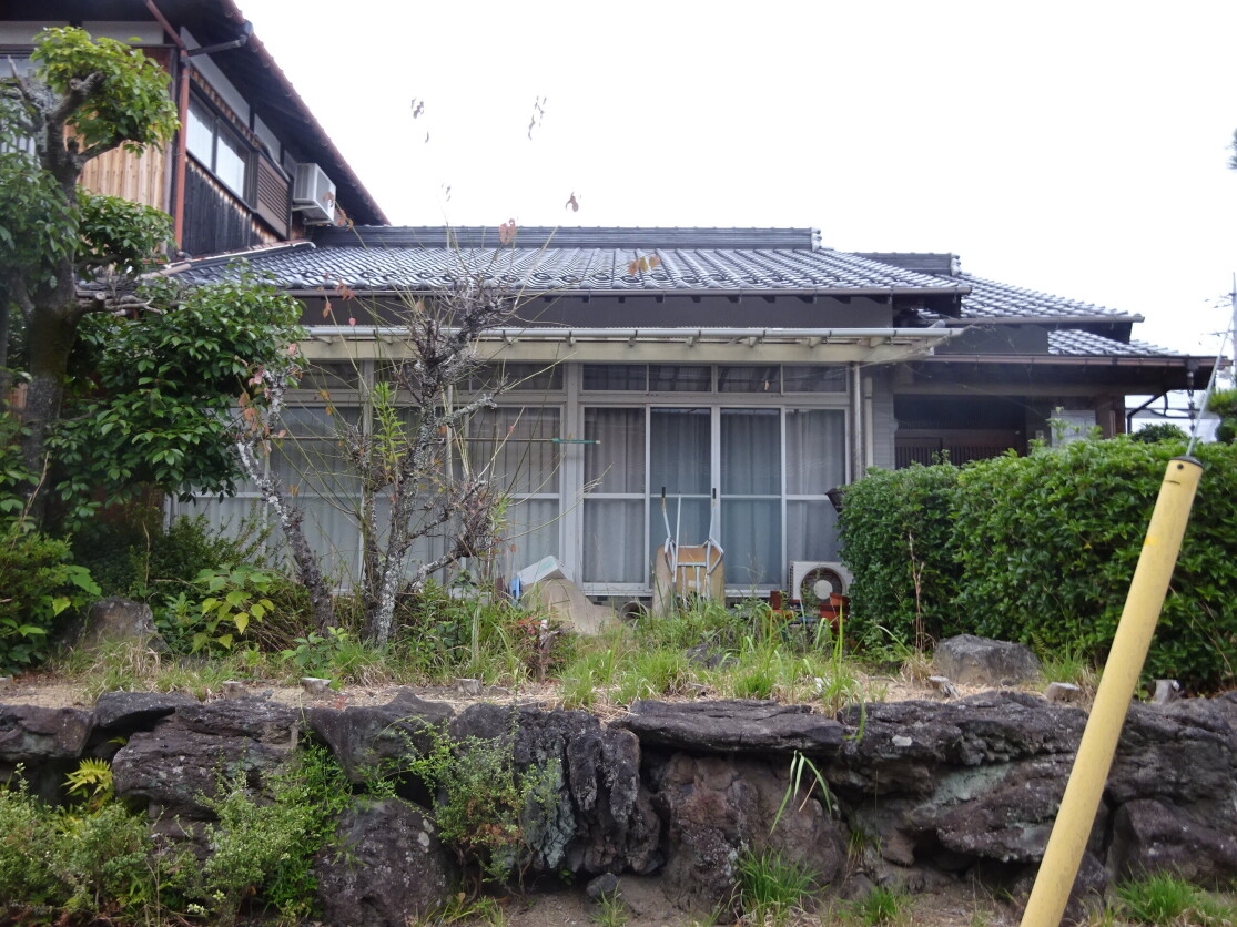 落ち着いた和風庭園が広がる、伝統的な家屋。