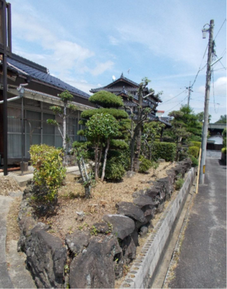 石垣と庭木が美しい日本庭園のある家。