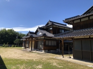 【広々とした敷地と大型倉庫付き】庭と駐車スペースを活かした暮らしが叶う7LDKの住まい_1