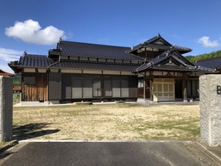 【広々とした敷地と大型倉庫付き】庭と駐車スペースを活かした暮らしが叶う7LDKの住まい_3