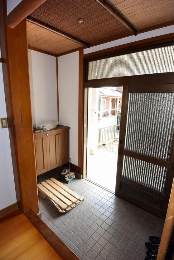 温かみのある木製玄関