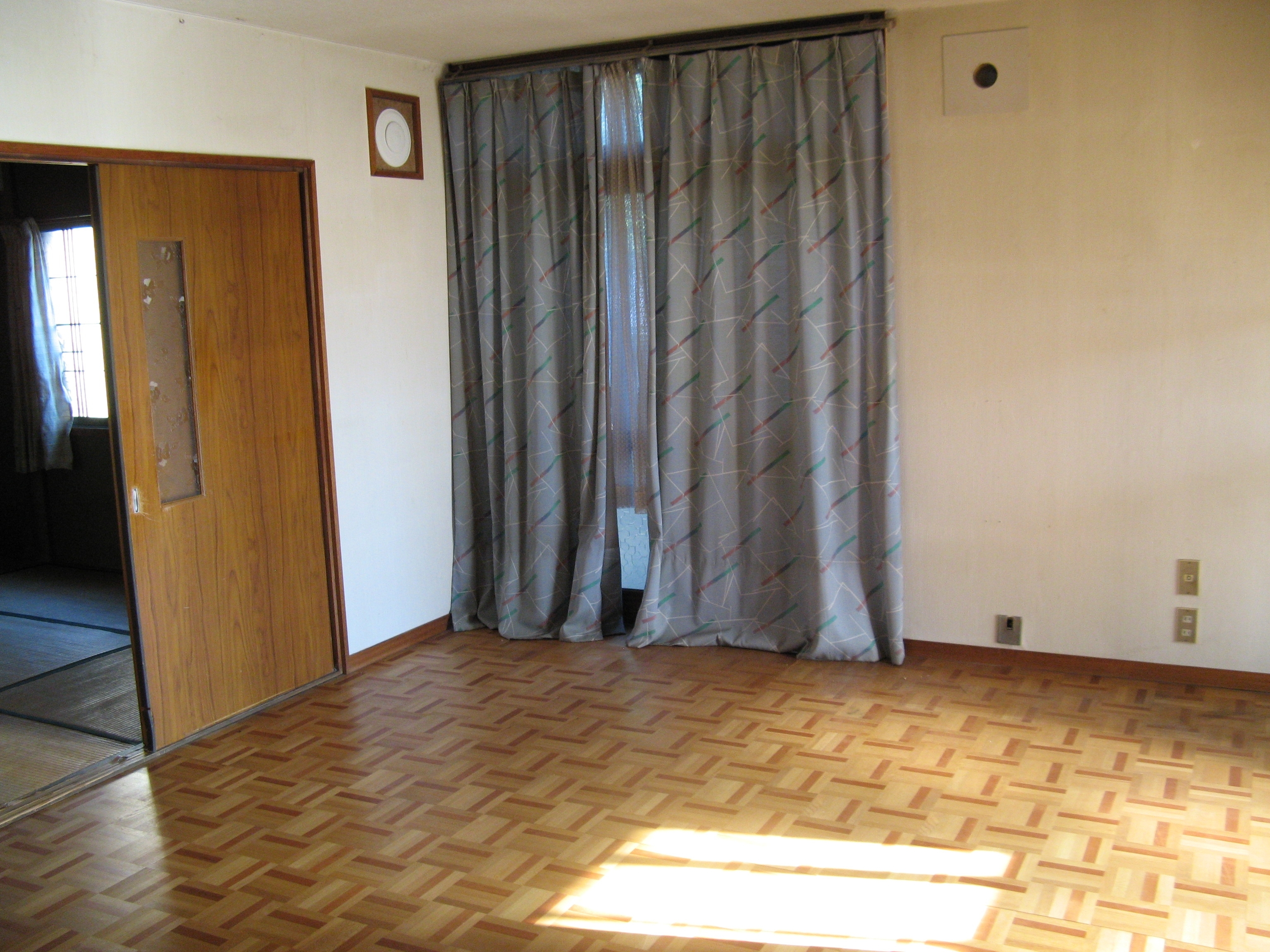 光が差し込む広々とした居間