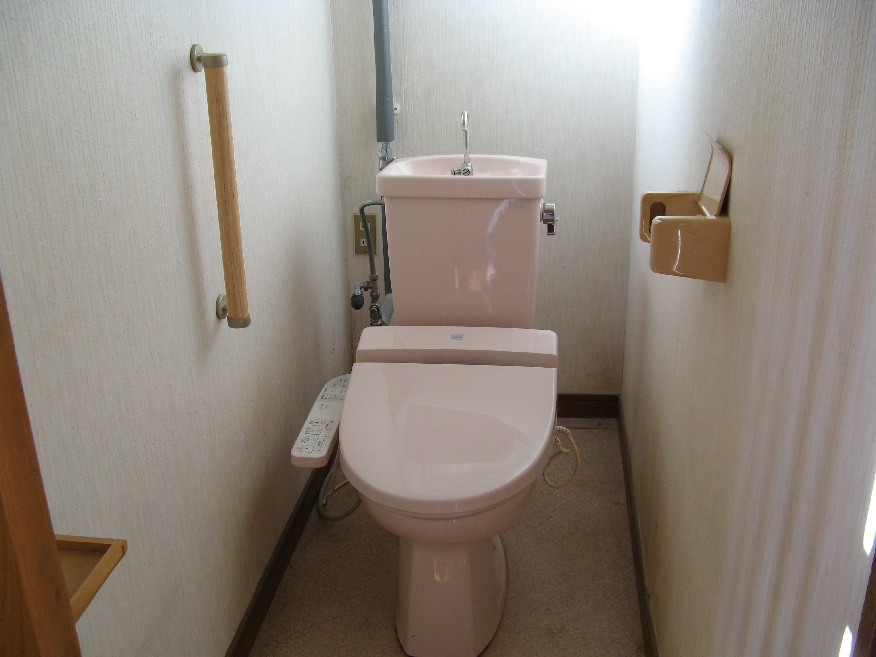 シンプルな手すり付きのトイレ