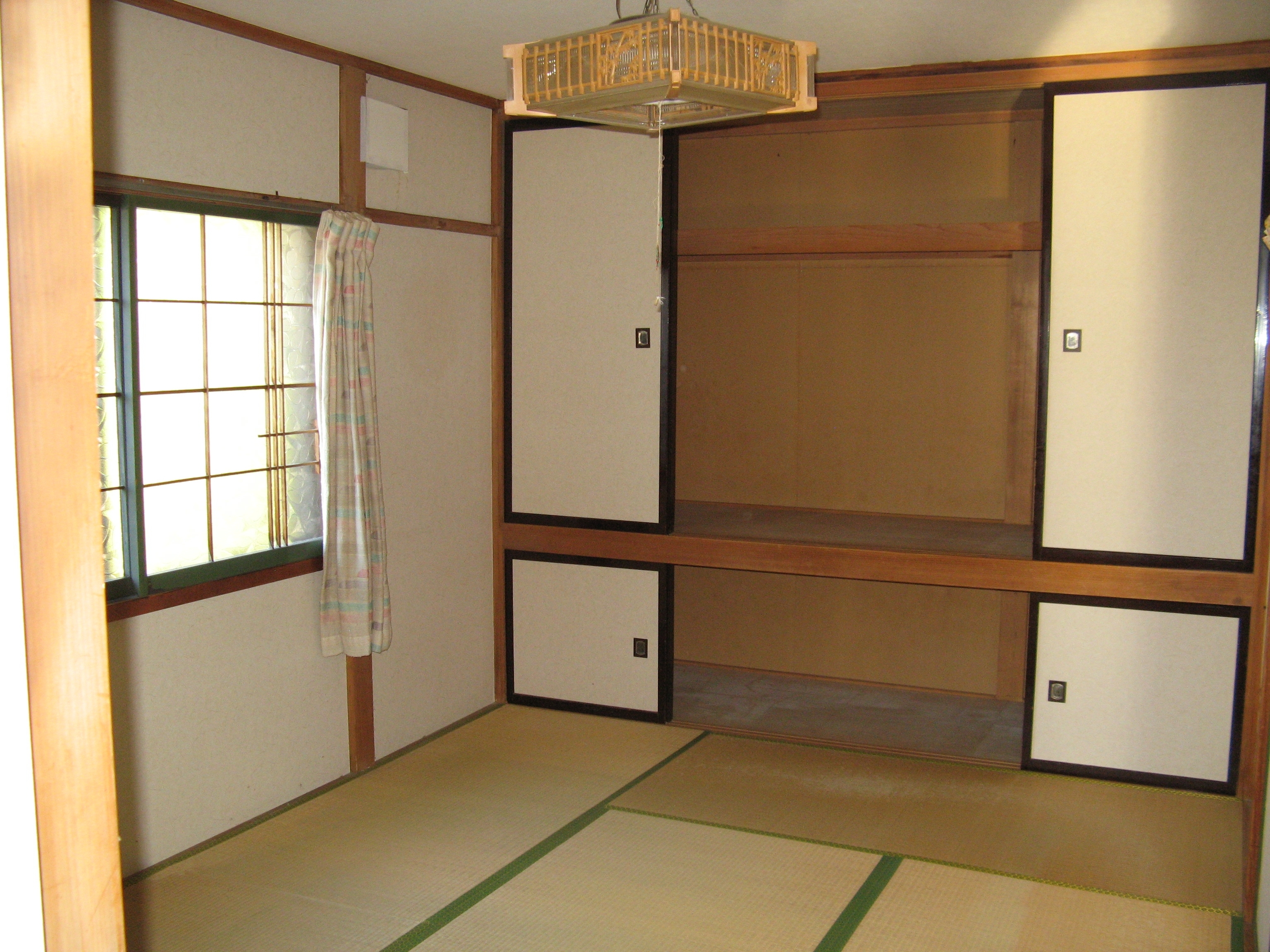 光が差し込むシンプルで落ち着いた和室