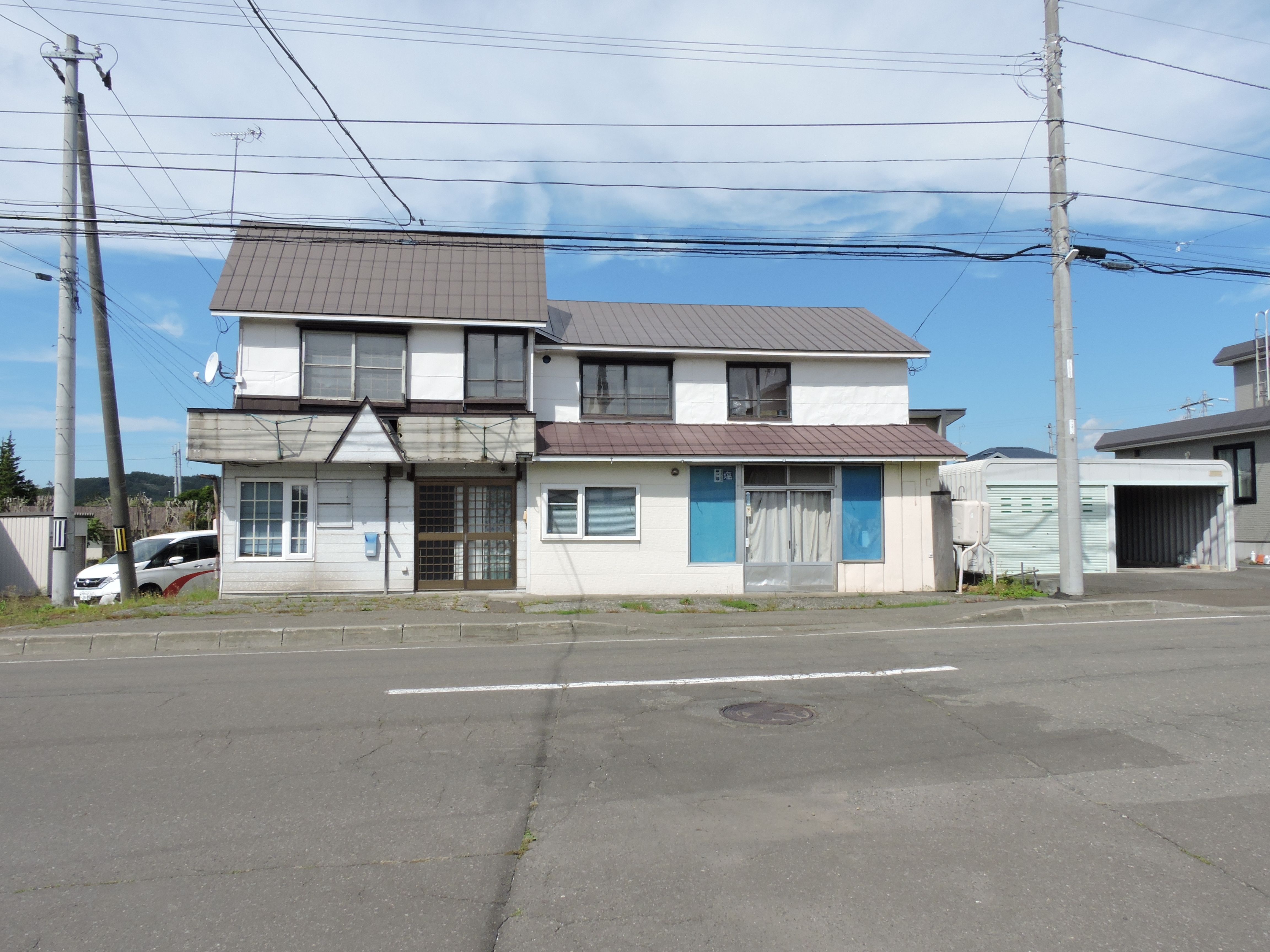 存在感のある外観、趣のある二階建ての住宅