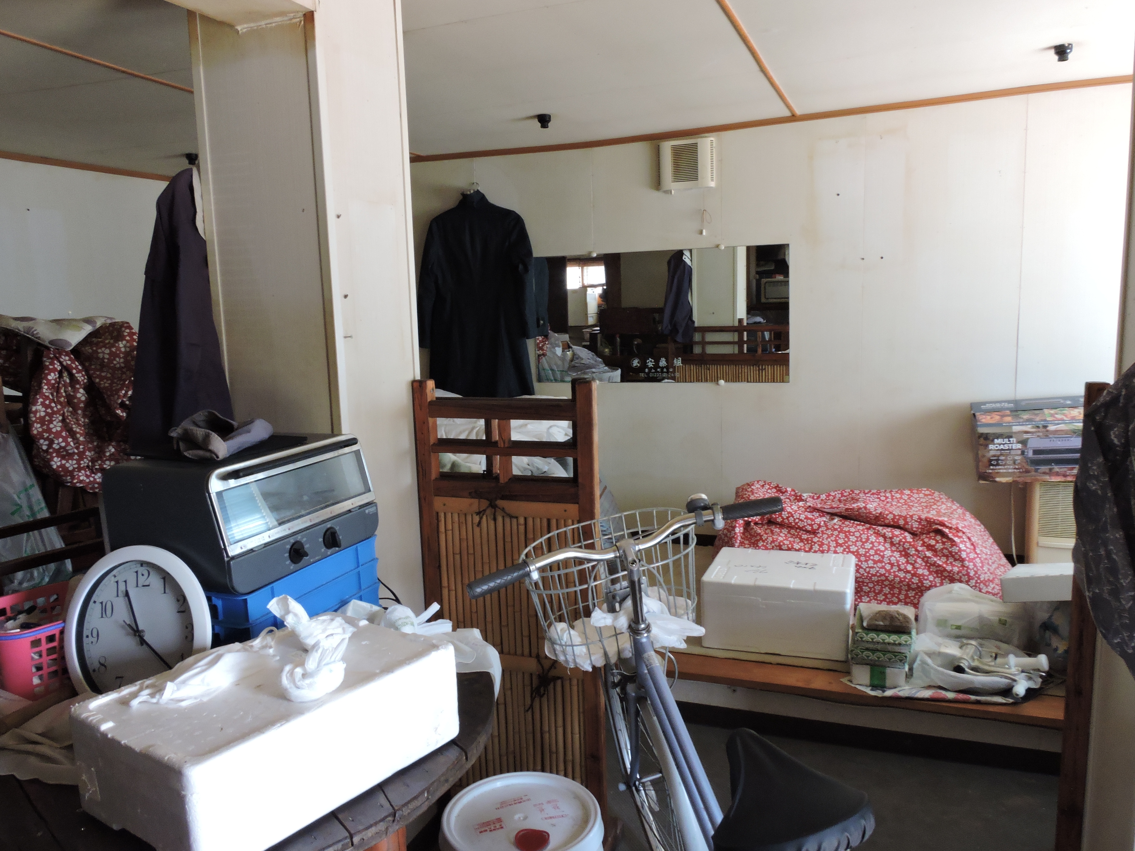 広々としたホールは、住まいの中心にあるくつろぎの場所