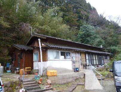 自然に囲まれた平屋の外観