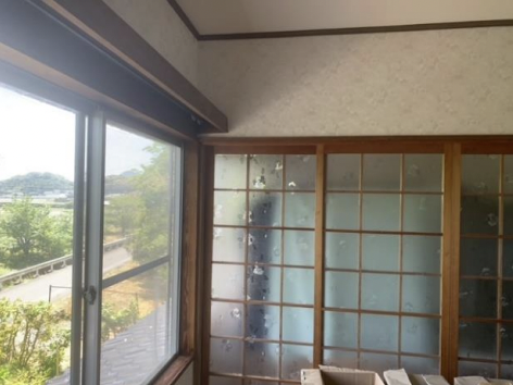 外の風景を楽しみながら過ごせる明るい洋室