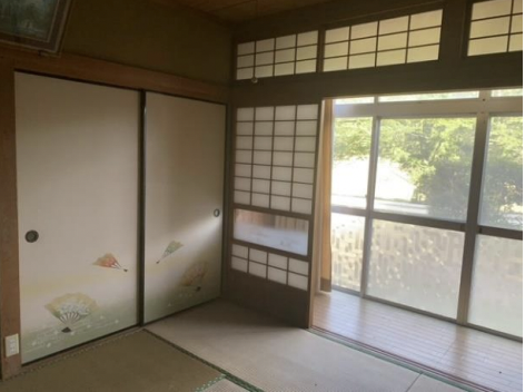 伝統的な襖が印象的な空間