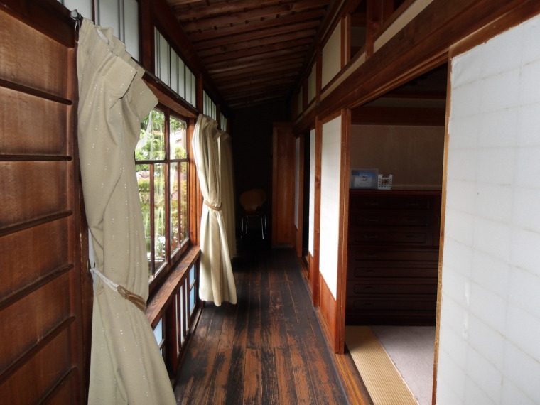 光が差し込む廊下、風通し抜群の通路