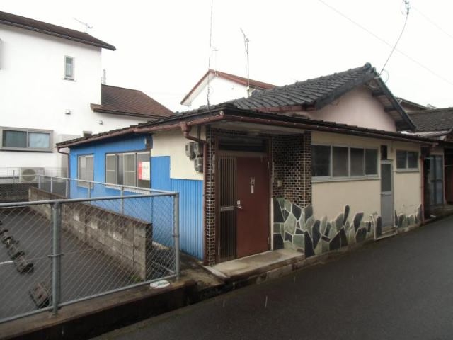 静かな住宅街に佇む、落ち着いた雰囲気の家