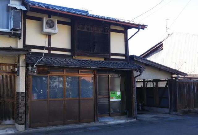 「趣ある和風の佇まい、伝統を感じる木造住宅」