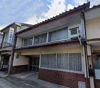 商店街に佇む伝統的な木造住宅の正面