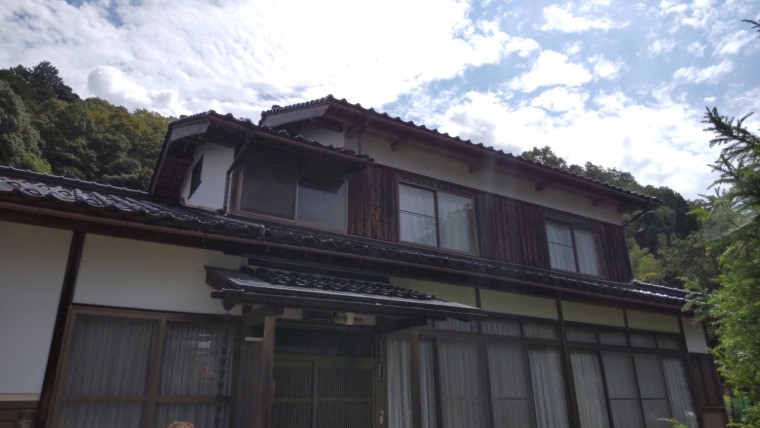 自然に包まれた風情ある木造2階建ての外観